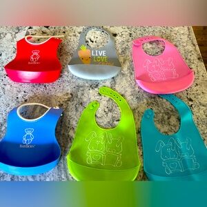 6 Clean Bibs with pockets to catch food! Easy to wipe/wash/rinse!